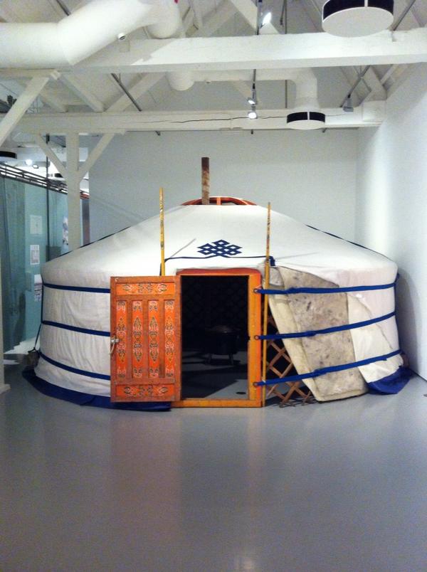 Adrivlasblom's tweet image. #textielmuseum #buildingwithtextiles. Er is een echte Joert te zien