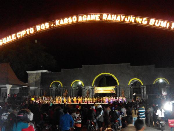 Menikmati sajian seni pentas #malamPurnama di #bumiReyog