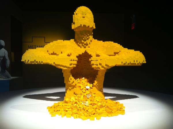 Iberia's tweet photo. ¡Planazo en #Londres! 'The art of Brick' de @NathanSawaya 😉 Escápate en http://t.co/4cM3Vo3dri. Foto: Rozalen http://t.co/fXm4EoVNQp