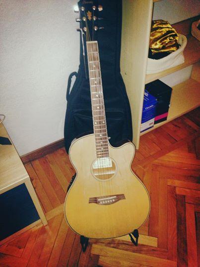EricaLeaves's tweet photo. Strummin' me softly with this song! #composingtime #ericaleaves
#iloveguitars @IbanezItalia @mogarmusic http://t.co/jkqUkKK6bH