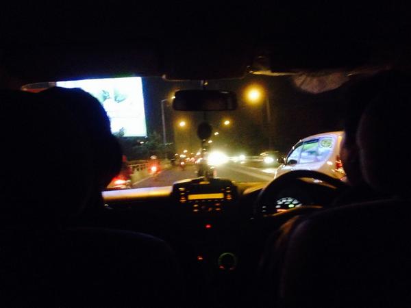 20.53 Lalu lintas dari arah pasar Gembrong menuju Cipinang masih padat   (Photo:@tessacj)