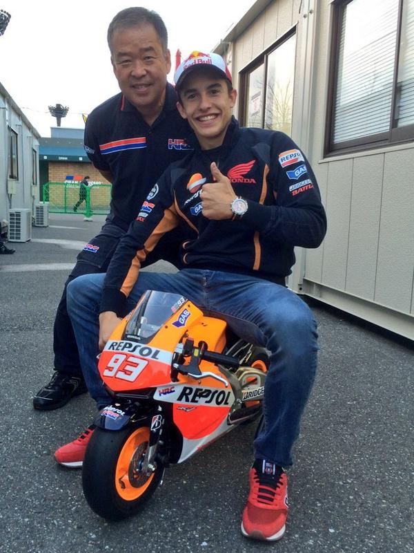 marcmarquez93's tweet photo. La moto de 2015 está lista! / 2015 bike is ready! 😂 http://t.co/ZAU4wVSoMV