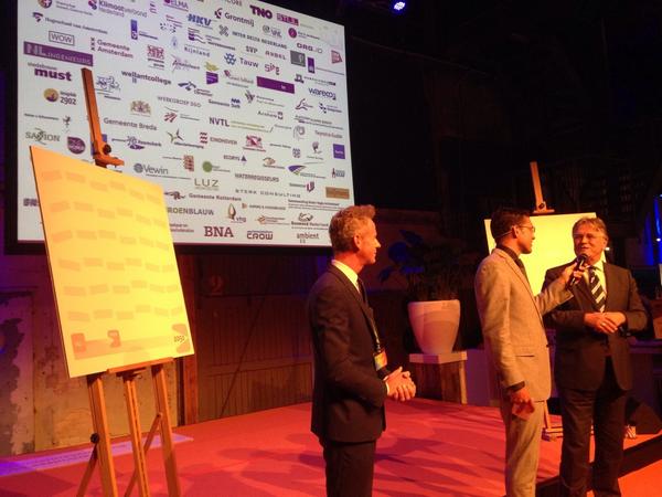gwijffels's tweet photo. Ondertekening intentieverklaring #ruimtelijkeadaptatie #Klimaatactievestad 10.000 org verbinden zich @LandelijkeNMF http://t.co/WMss0UOVwJ