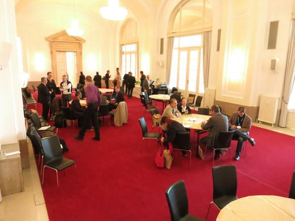 dataglove's tweet photo. die Pause ist vorbei! Thematische Diskussionen an den Tischen. #R20 http://t.co/fz757psL28
