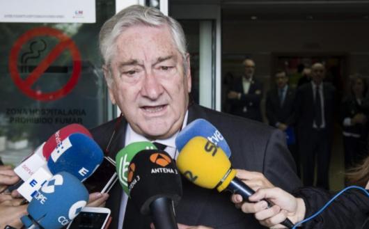 elmundoes's tweet photo. El consejero de Sanidad sobre Teresa: 'Tan mal no estaría para ir a la peluquería' http://t.co/HK3EbExvca #Ebola http://t.co/33Dv1Wxzh8