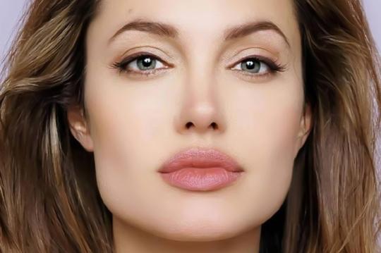 нюдовый макияж с хайлайтером. коричневые скулы.