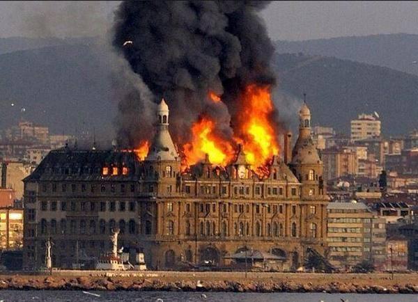 Hükümet bilinen bir nedenle yanan tarihi #Haydarpaşa Garı'nı özelleştirme kararı aldı.
#KamuMalı
#Vandallık
