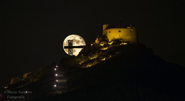 Mario17N's tweet photo. ¡Maravilloso espectáculo! la luna y el castillo San Juan de las Águilas. 9-10-14 #Águilas #Murcia #FotografíaMario http://t.co/QF0GZQoXho