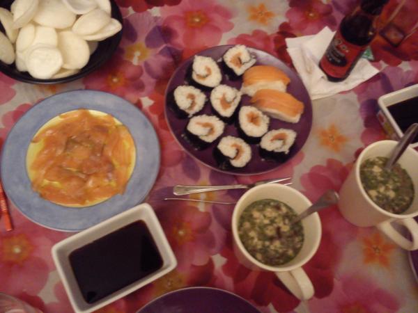 emedemola's tweet photo. Momento sushi con @Dieguin85dh :) http://t.co/dIuW1vQcrd