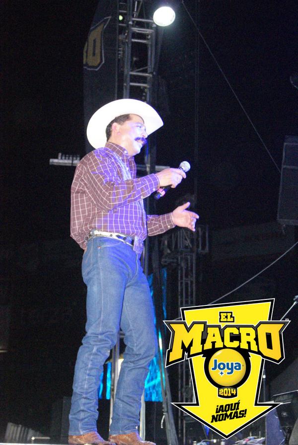 LAMEJORFMMTY's tweet image. El rey del rodeo #ElMacroJoya2014 puso la piel chinita con la canción de "Juntos" #MomentosDelMacro @EmilioNav_Tour