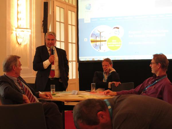 dataglove's tweet photo. Wolfgang Ernst summarized the discussion "Future Business" #R20 http://t.co/IJi26qEV4N