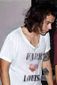 __LARRYisREAL__'s tweet photo. Roses are red,  
Violets are blue.
Management fuck you,
Harry loves Lou ! http://t.co/ns4I5ErV0y