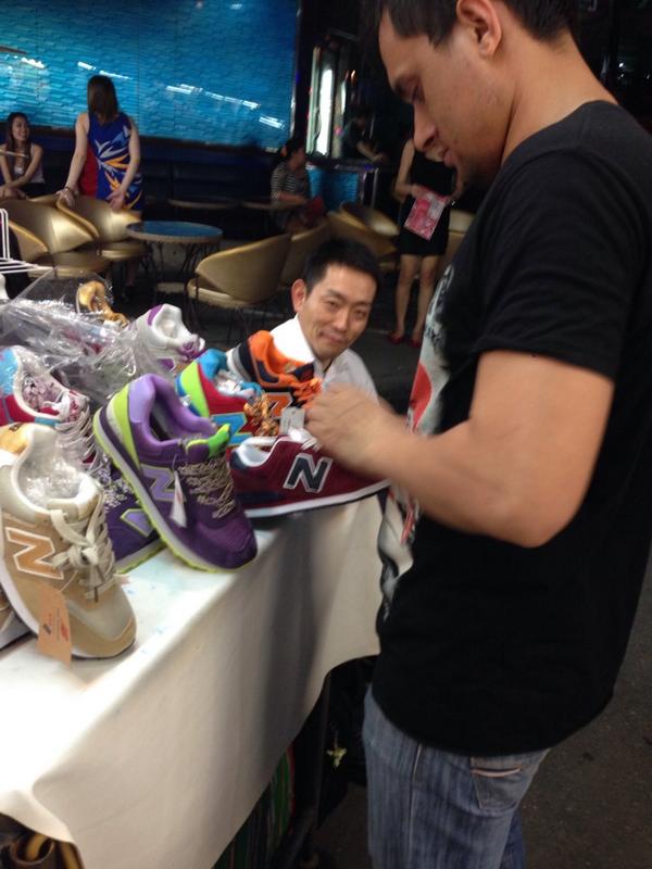 katsushikan's tweet photo. パッポン通りの屋台で尊敬するITブローカーが靴を買う合間に、屋台を勝手にお手伝い。「ハイクオリティ」「アンビリバボーディスカウント」「スーパーコピー」と連呼してたら、欧米系の親子に「How much?」と尋ねられてしまったYO！ http://t.co/24gI63tiQv