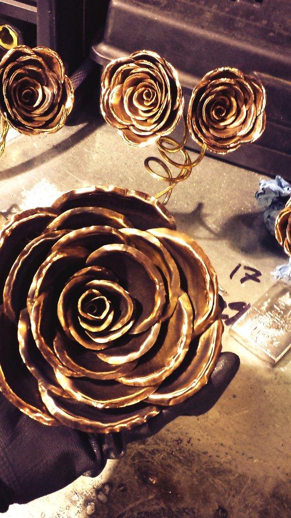MetalSecrets's tweet image. They call me the florist. Except my flowers never die.🌷🌷 #copper #roses #florist #metalart #sohot #recycled #bliss