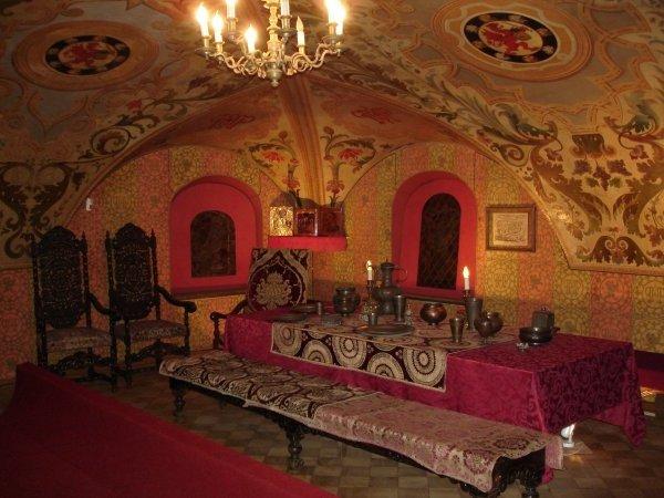 москва палаты бояр романовых внутри. спальня в замке уорик в англии. комната боярыни в тереме палаты бояр романовых.