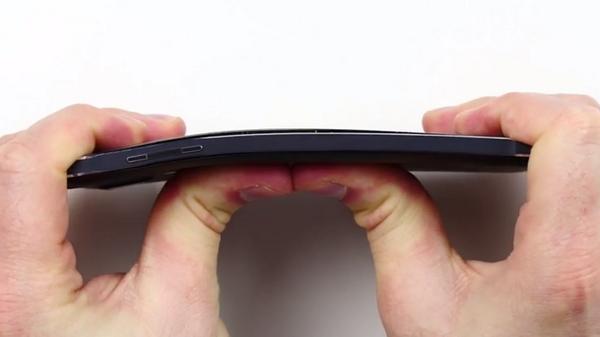 MaximeArmstrong's tweet photo. Samsung s'est moqué d'Apple, mais le Galaxy Note 4 échoue le test aussi http://t.co/PCJ7EcHn8o #Bendgate http://t.co/17XoljDY9n