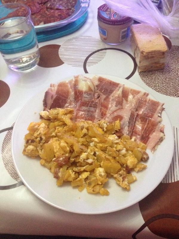 consodelo's tweet photo. Pedazo de cena k ma preparao mi niñoooo @16Boza me lo voy a comer pero a el http://t.co/bxRzGjNuQY