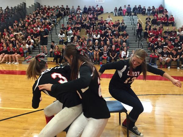 LeRoy_CSD's tweet image. Musical Chairs! #seniorcaptains #SPIRITWEEK2014