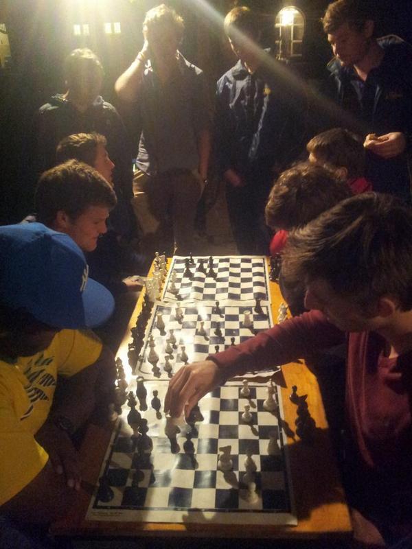 Things heating up at the Jnr - Snr chess battle #kastelleer #enpassant #skaakisalles