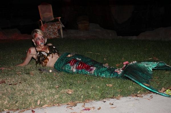 ThemeParkReview's tweet image. Our West Coast coverage continues with @HauntedHSP! Hot zombie mermaids?  Yes, please! themeparkreview.com/forum/viewtopi…