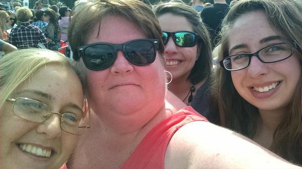 MrsKPeterson's tweet photo. Starting to rain..... At Luke Bryan. http://t.co/FYkzv6tRIr
