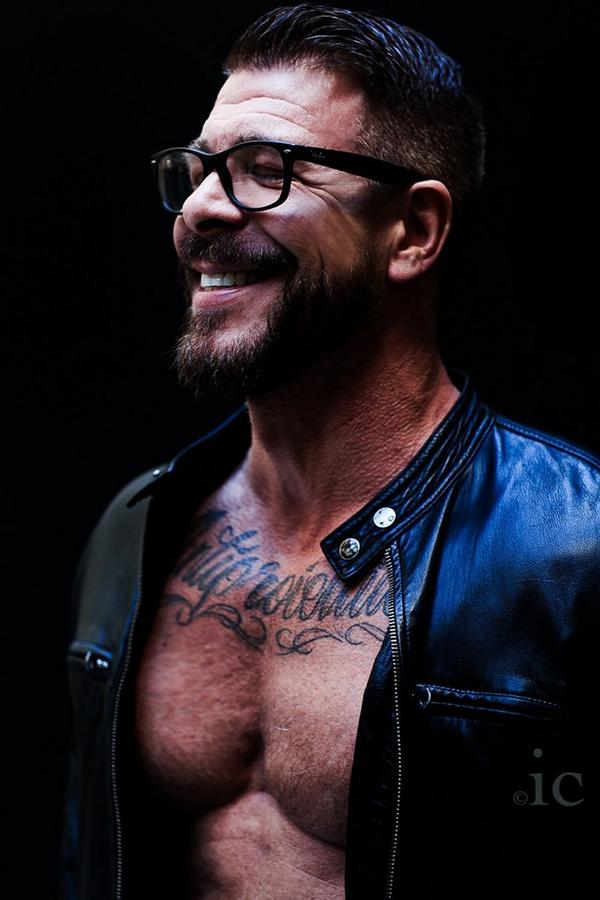 RoccoSteeleNYC's tweet photo. Just shot with the crazy ridiculously talented @IsauroCairo here is a teaser from the shoot #laughingdad #ROCTOBER http://t.co/bUMOCEJBvo