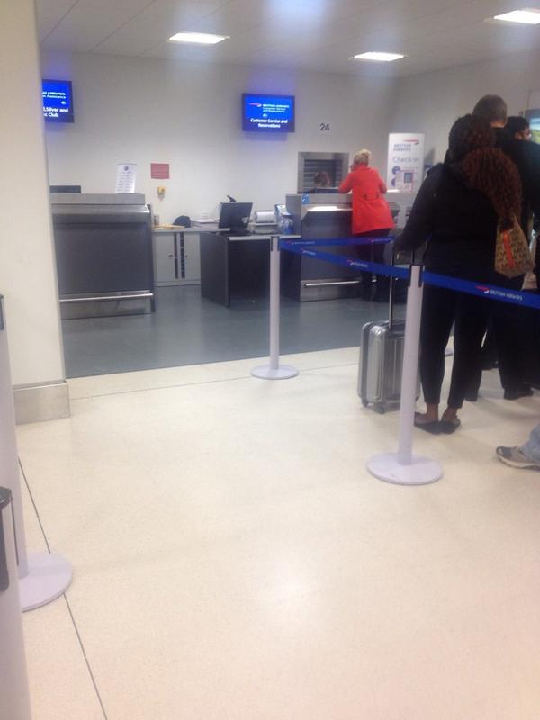 RakheeR1's tweet image. @British_Airways how/ why do u only have 1 person on customer service desk @ a time like this? #nosupport #poorcomms