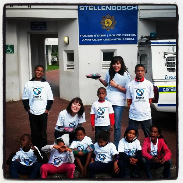 Die Cloetesville drama klas gee terug, dankie SAPD! #hanacharity#cupcakes#givealittlebit <a href="/leo_aspeling/">Leoné Aspeling</a> <a href="/HannaGrobler/">Hanna Grobler</a>