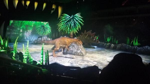 theologyPunk's tweet photo. One of the coolest things I have seen in a long time!!! @dinoslive #dinosliveMTS http://t.co/nqv1IgAP8N