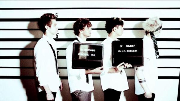 same__Luke's tweet image. when luke tries to say, "I'm the same height as the rest of my band" #55SOSGOODGIRLS