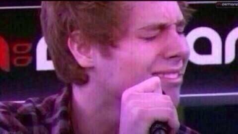 same__Luke's tweet image. when luke tries to say, "I'm the same height as the rest of my band" #55SOSGOODGIRLS