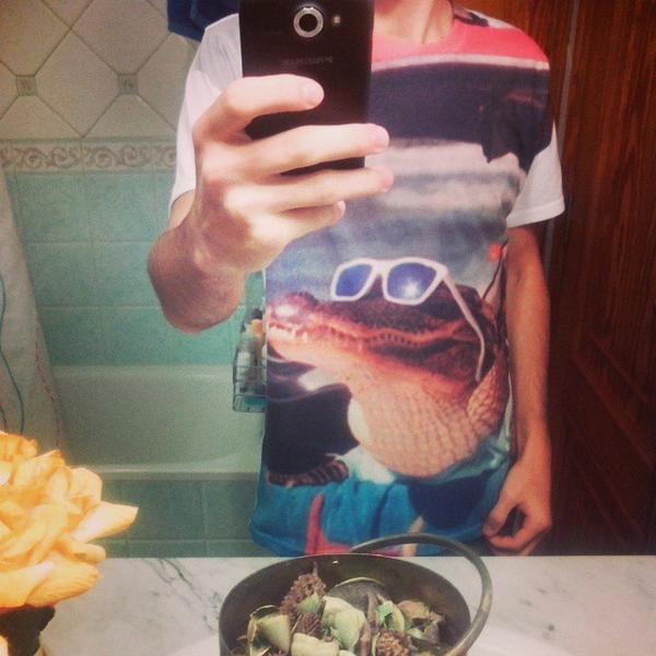 GabySrez's tweet photo. The question is... Why is #renekton #poolarty #pool #party on my #t-shirt ? >.< #leagueoflegends #riotgames http://t.co/9nh8lgErxt