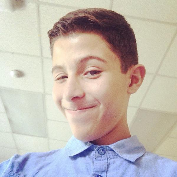 Eevellyn_R's tweet photo. What he be doing with my phone😂😂😂😂😂😂 @Javier04C http://t.co/QhWX16luUM