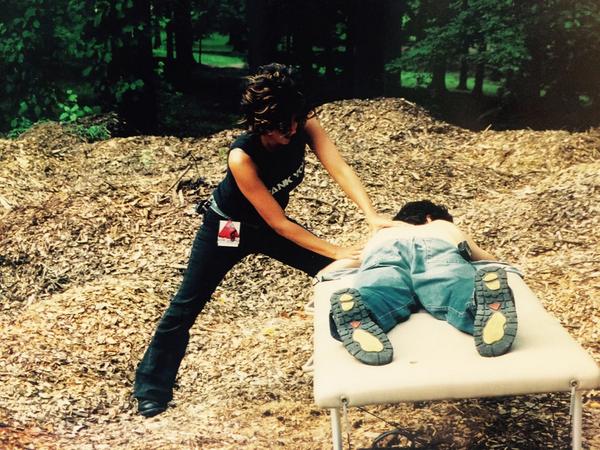 Ninotchretreat's tweet image. #TBT @TTchamouroff massaging a rockstar at @MerriweatherPP in the mulch! #TheresAlwaysASolution #Tonic #ilovemyjob