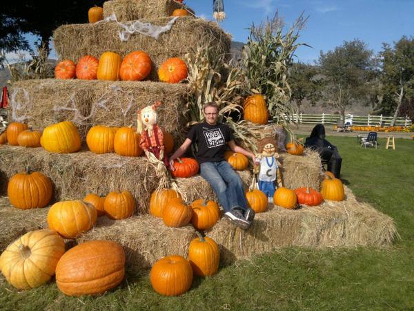 AgraFarms's tweet photo. Remember the 1st 50 people to visit the farm today will receive a courteous pumpkin! @TourismKamloops @ckrvfm http://t.co/HZvEQ3qpaL