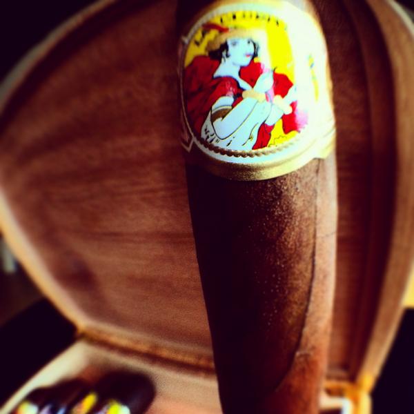 LaGloriaCubana's tweet photo. Who loves #SerieR as much as we do?
Here's your chance to #win a very UNIQUE #DeskHumidor.
#TheLadyApproves #RT http://t.co/m5BbNzACWI