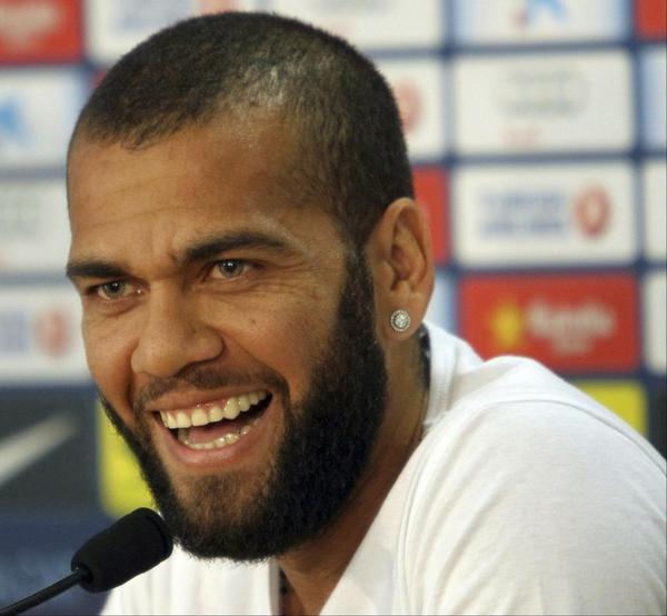 FutbolistasES's tweet photo. "La mayoría de la gente que pide la independencia no sabe ni lo que es". Daniel Alves http://t.co/pFapMKCb5G