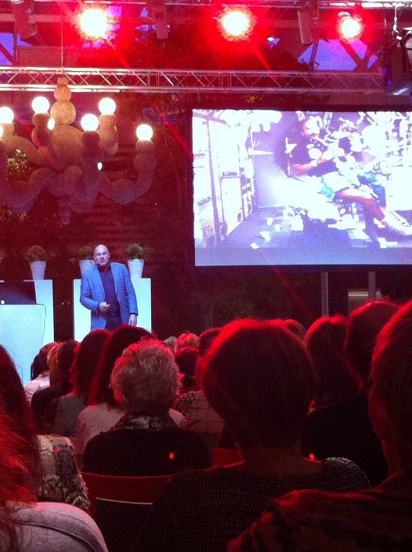 IngridMackaaij's tweet photo. Mooie, inspirerende en grappige presentatie van Andre Kuiper! Wauw! Avondje gelachen en verwend bij #driessenallstars http://t.co/hqqtkCgVLy