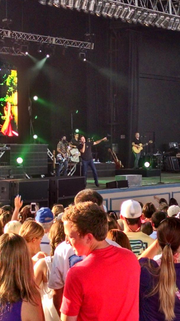Happy birthday to my fav country singer Scotty Mccreery     