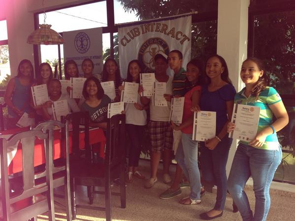 Interactsj's tweet photo. En la entrega de los diplomas dados en el Seminario http://t.co/XEAuTpXTr0