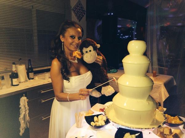salvajemonroy's tweet photo. Que bien lo pase en el cumple de mi mami @soniamonroy con una rica fondee de chocolate blanco y BANANA para mi 🐒🍌���mmm http://t.co/WjVDTK7zS8