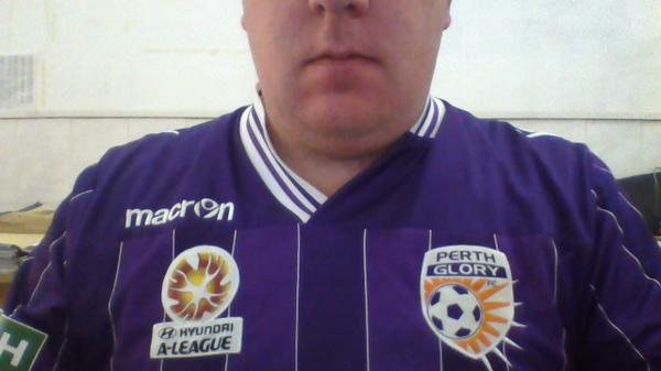 chrisedwards_au's tweet photo. I'm #NOTGIVINGIN by wearing my @PerthGloryFC #ALeagueColours at work today @Aleague #Shenzhen #BeautifulGame http://t.co/mEz2TUFZBH