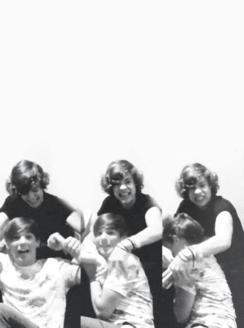__LARRYisREAL__'s tweet photo. *~* Hazza and Lou in love *~* #Larry #LarryStylinson @Louis_Tomlinson @Harry_Styles http://t.co/oRa2ntPMzw