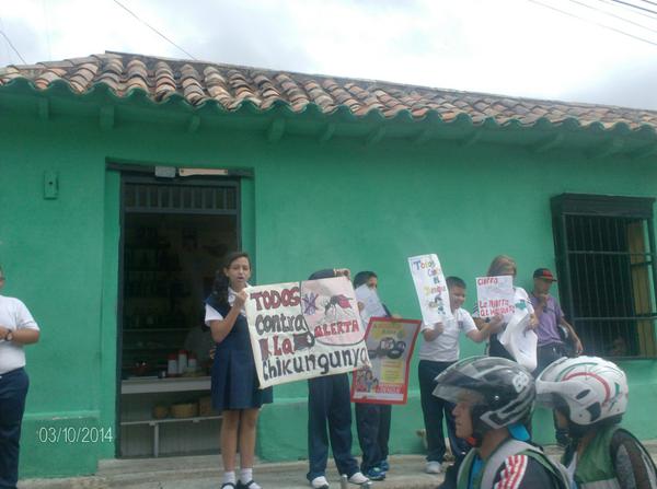 andreinacaman's tweet photo. @apoyoeduGBTDE la escuela toma la calle semana de saneamiento ambiental UEE http://t.co/4yPKsJW5bs