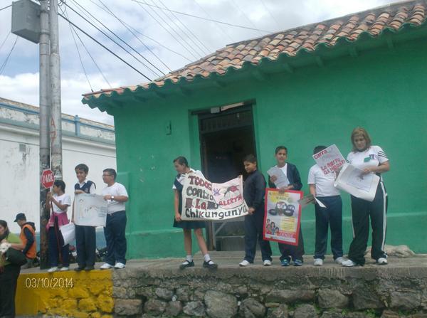 andreinacaman's tweet photo. @apoyoeduGBTDE la escuela toma la calle semana de saneamiento ambiental UEE http://t.co/4yPKsJW5bs
