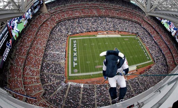 stadiumpix's tweet photo. Toro, the #Texans mascot, rappelling from the roof of Reliant Stadium in 2011. #tbt @TexansTORO1 http://t.co/YVQPJ1zjPD
