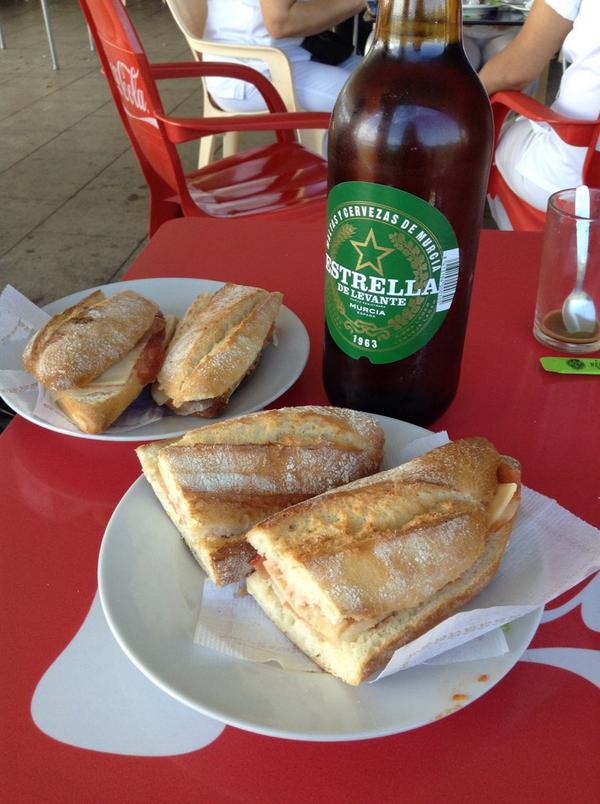 Tuti_Mundi_'s tweet photo. Desayuno obrero @IreneGiM ((creo je eme he chispado)) http://t.co/PUihENEvEY