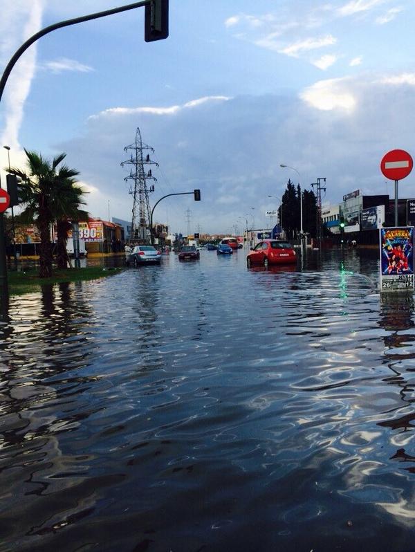 TotonGonzalez's tweet photo. Madre mía la que ha caído en #Sevilla @abcdesevilla #LluviaSevilla http://t.co/foI3WG8zrR