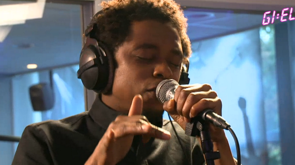 Vanochtend #Typhoon gemist bij <a href="/giel3fm/">Giel Beelen</a>? Kijk en luister hier naar 'Surfen' live in de studio: giel.vara.nl/media/322124