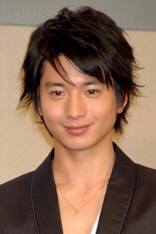 ヘアースタイル図鑑 髪型 外ハネショート 髪色 ナチュラルブラック 特徴 向井理スタイル T Co Vzihf1uzqe